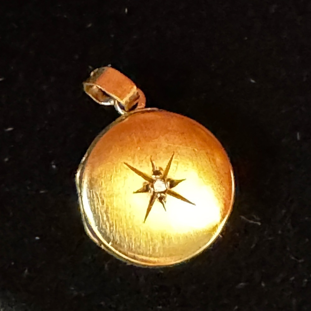 Vintage 14k yellow gold diamond starburst locket (111)